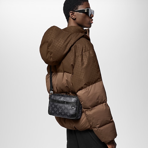 Túi Alpha Messenger Monogram Eclipse in Đồ Nam's Túi All Collections collections by Louis Vuitton (Thu phóng sản phẩm)