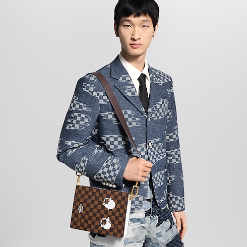 Túi Book Messenger Damier Ebene Canvas in Túi và Phụ kiện bằng da's Túi xách nam Mới nhất collections by Louis Vuitton (Thu phóng sản phẩm)