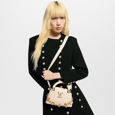 Túi Capucines East-West Mini Capucines in Đồ Nữ's Túi Túi Capucines collections by Louis Vuitton (Thu phóng sản phẩm)