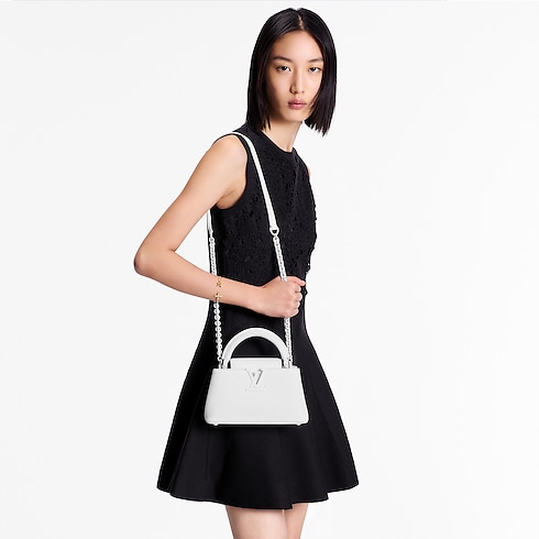 Túi Capucines East-West Mini Capucines in Đồ Nữ's Túi Túi Capucines collections by Louis Vuitton (Thu phóng sản phẩm)