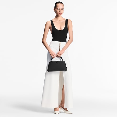 Túi Capucines East-West MM Capucines in Đồ Nữ's Túi Túi Capucines collections by Louis Vuitton (Thu phóng sản phẩm)