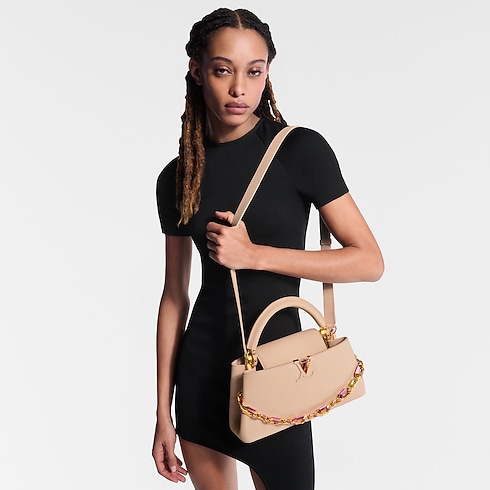 Túi Capucines MM East-West Capucines in Đồ Nữ's Túi Túi Capucines collections by Louis Vuitton (Thu phóng sản phẩm)