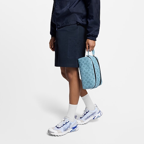 Túi Dopp Kit Monogram Shadow in Đồ Nam's Du lịch Phụ kiện du lịch collections by Louis Vuitton (Thu phóng sản phẩm)