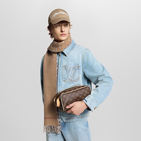 Túi Dopp Kit Toilet Pouch Monogram Canvas in Quà tặng và dịch vụ cá nhân hóa's Quà tặng cho Em bé } collections by Louis Vuitton (Thu phóng sản phẩm)