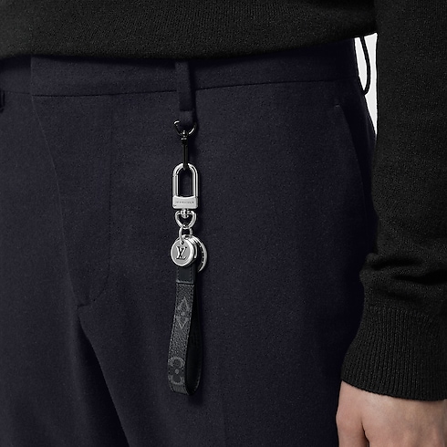 Móc Khóa Và Phụ Kiện Treo Túi Dragonne . in Đồ Nam's Phụ kiện Móc khóa và Phụ kiện treo túi collections by Louis Vuitton (Thu phóng sản phẩm)