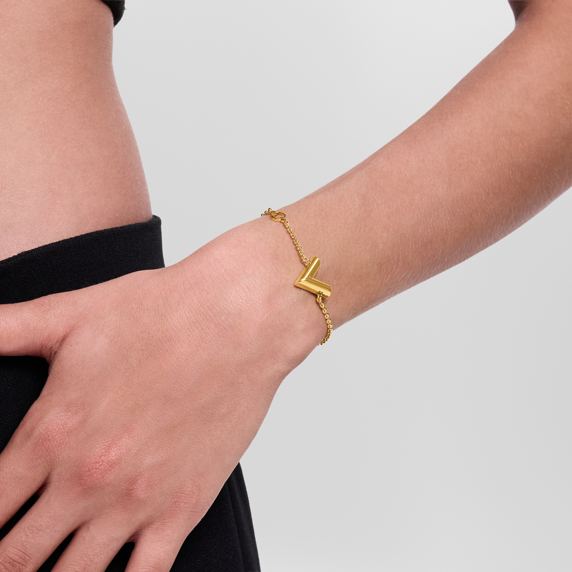 Vòng Tay Essential V . in Đồ Nữ