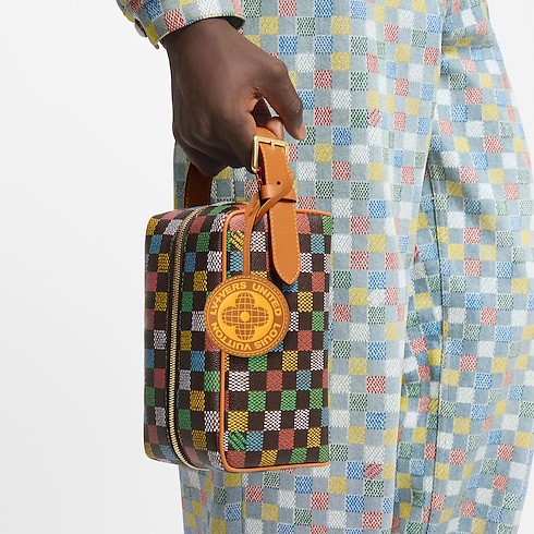 Túi Locker Dopp Kit Damier Ebene in Đồ Nam's Du lịch Phụ kiện du lịch collections by Louis Vuitton (Thu phóng sản phẩm)