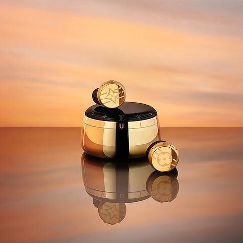 Tai Nghe Louis Vuitton Horizon Light Up in Rương, Phụ kiện du lịch và Trang trí nội thất's Sản phẩm công nghệ và Phụ kiện Thiết bị âm thanh, Đồng hồ thông minh và Phụ kiện collections by Louis Vuitton (Thu phóng sản phẩm)