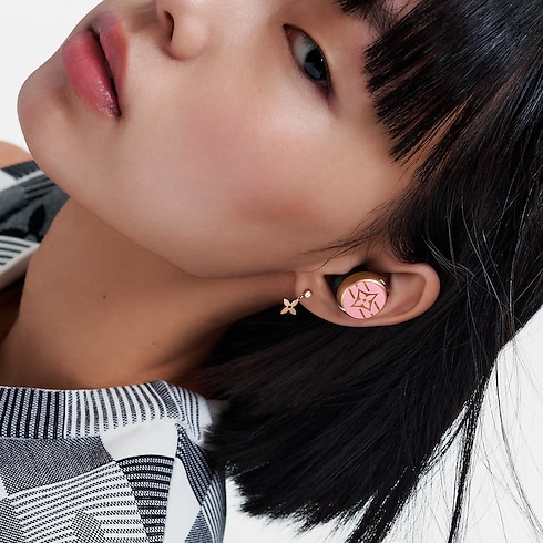 Tai Nghe Louis Vuitton Horizon Light Up in Rương, Phụ kiện du lịch và Trang trí nội thất's Sản phẩm công nghệ và Phụ kiện Thiết bị âm thanh, Đồng hồ thông minh và Phụ kiện collections by Louis Vuitton (Thu phóng sản phẩm)