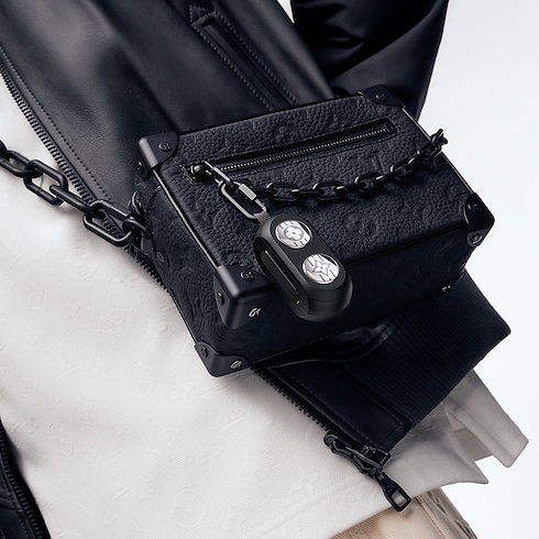 Tai Nghe Louis Vuitton Horizon Light Up in Rương, Phụ kiện du lịch và Trang trí nội thất's Sản phẩm công nghệ và Phụ kiện Thiết bị âm thanh, Đồng hồ thông minh và Phụ kiện collections by Louis Vuitton (Thu phóng sản phẩm)