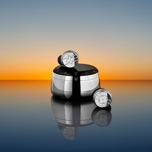 Tai Nghe Louis Vuitton Horizon Light Up in Rương, Phụ kiện du lịch và Trang trí nội thất's Sản phẩm công nghệ và Phụ kiện Thiết bị âm thanh, Đồng hồ thông minh và Phụ kiện collections by Louis Vuitton (Thu phóng sản phẩm)