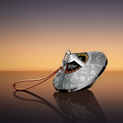 Loa Không Dây Louis Vuitton Horizon Light Up in Rương, Phụ kiện du lịch và Trang trí nội thất's Sản phẩm công nghệ và Phụ kiện Thiết bị âm thanh, Đồng hồ thông minh và Phụ kiện collections by Louis Vuitton (Thu phóng sản phẩm)