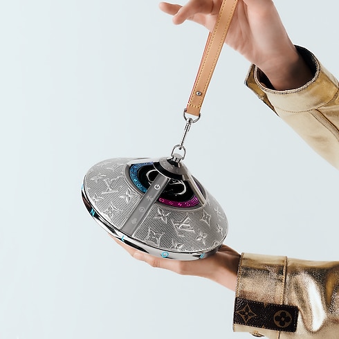 Loa Không Dây Louis Vuitton Horizon Light Up in Rương, Phụ kiện du lịch và Trang trí nội thất's Sản phẩm công nghệ và Phụ kiện Thiết bị âm thanh, Đồng hồ thông minh và Phụ kiện collections by Louis Vuitton (Thu phóng sản phẩm)