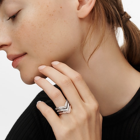 Nhẫn LV Diamonds Pavé V in Trang sức's Danh mục sản phẩm Nhẫn cưới collections by Louis Vuitton (Thu phóng sản phẩm)