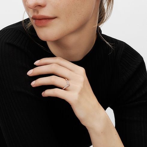 Nhẫn LV Diamonds Pavé V in Trang sức's Danh mục sản phẩm Nhẫn cưới collections by Louis Vuitton (Thu phóng sản phẩm)