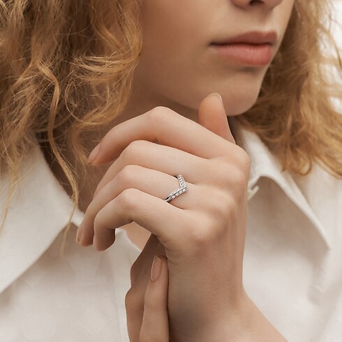 Nhẫn LV Diamonds Pavé V in Trang sức's Danh mục sản phẩm Nhẫn cưới collections by Louis Vuitton (Thu phóng sản phẩm)