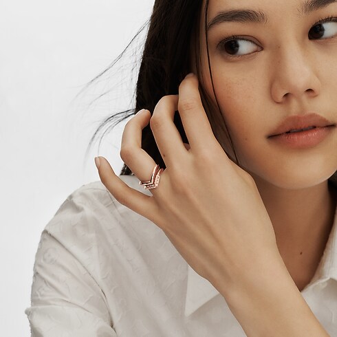 Nhẫn LV Diamonds V in Trang sức's Danh mục sản phẩm Nhẫn cưới collections by Louis Vuitton (Thu phóng sản phẩm)