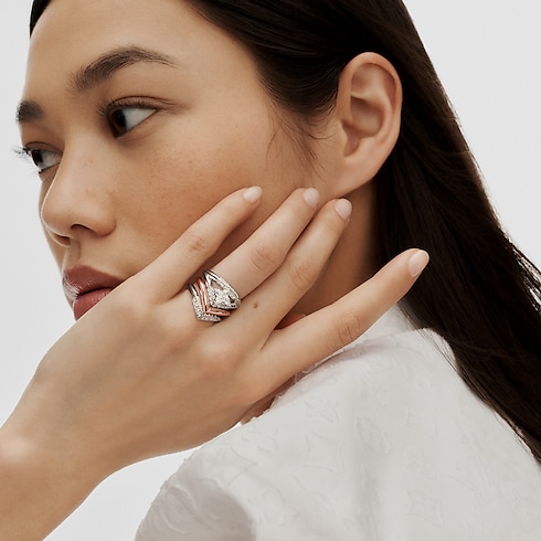 Nhẫn LV Diamonds V in Trang sức's Danh mục sản phẩm Nhẫn cưới collections by Louis Vuitton (Thu phóng sản phẩm)