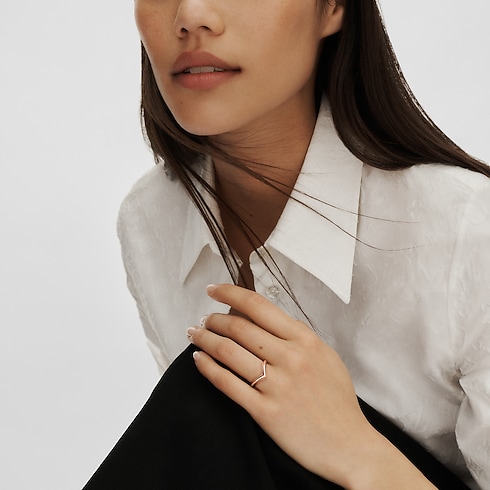 Nhẫn LV Diamonds V in Trang sức's Danh mục sản phẩm Nhẫn cưới collections by Louis Vuitton (Thu phóng sản phẩm)