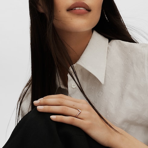 Nhẫn LV Diamonds V in Trang sức's Danh mục sản phẩm Nhẫn cưới collections by Louis Vuitton (Thu phóng sản phẩm)