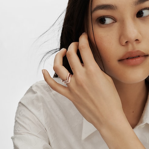 Nhẫn LV Diamonds V in Trang sức's Danh mục sản phẩm Nhẫn cưới collections by Louis Vuitton (Thu phóng sản phẩm)