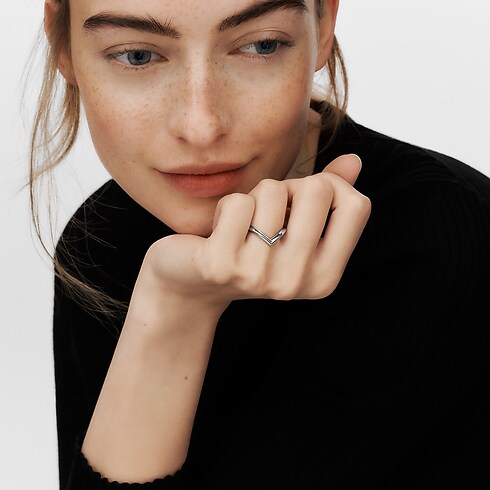 Nhẫn LV Diamonds V in Trang sức's Danh mục sản phẩm Nhẫn cưới collections by Louis Vuitton (Thu phóng sản phẩm)