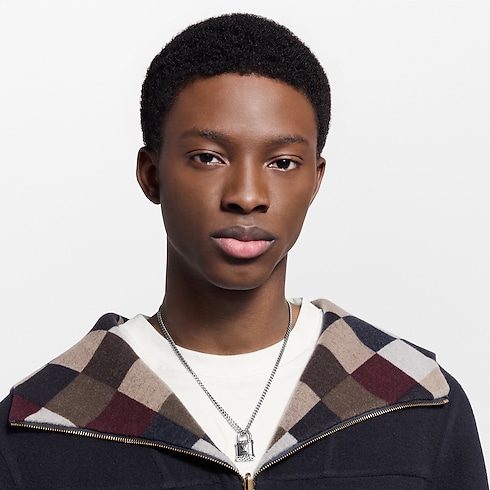 Vòng Cổ LV Lock . in Đồ Nam's Trang sức thời trang Vòng cổ và Mặt dây chuyền collections by Louis Vuitton (Thu phóng sản phẩm)