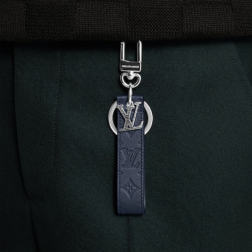 Móc Khóa Và Phụ Kiện Treo Túi LV Shadow Dragonne . in Đồ Nam's Phụ kiện Móc khóa và Phụ kiện treo túi collections by Louis Vuitton (Thu phóng sản phẩm)
