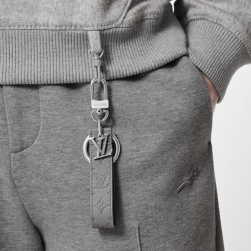 Móc Khóa Và Phụ Kiện Treo Túi LV Shadow Dragonne . in Đồ Nam's Phụ kiện Móc khóa và Phụ kiện treo túi collections by Louis Vuitton (Thu phóng sản phẩm)