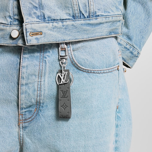 Móc Khóa Và Phụ Kiện Treo Túi LV Shadow Dragonne . in Đồ Nam's Phụ kiện Móc khóa và Phụ kiện treo túi collections by Louis Vuitton (Thu phóng sản phẩm)