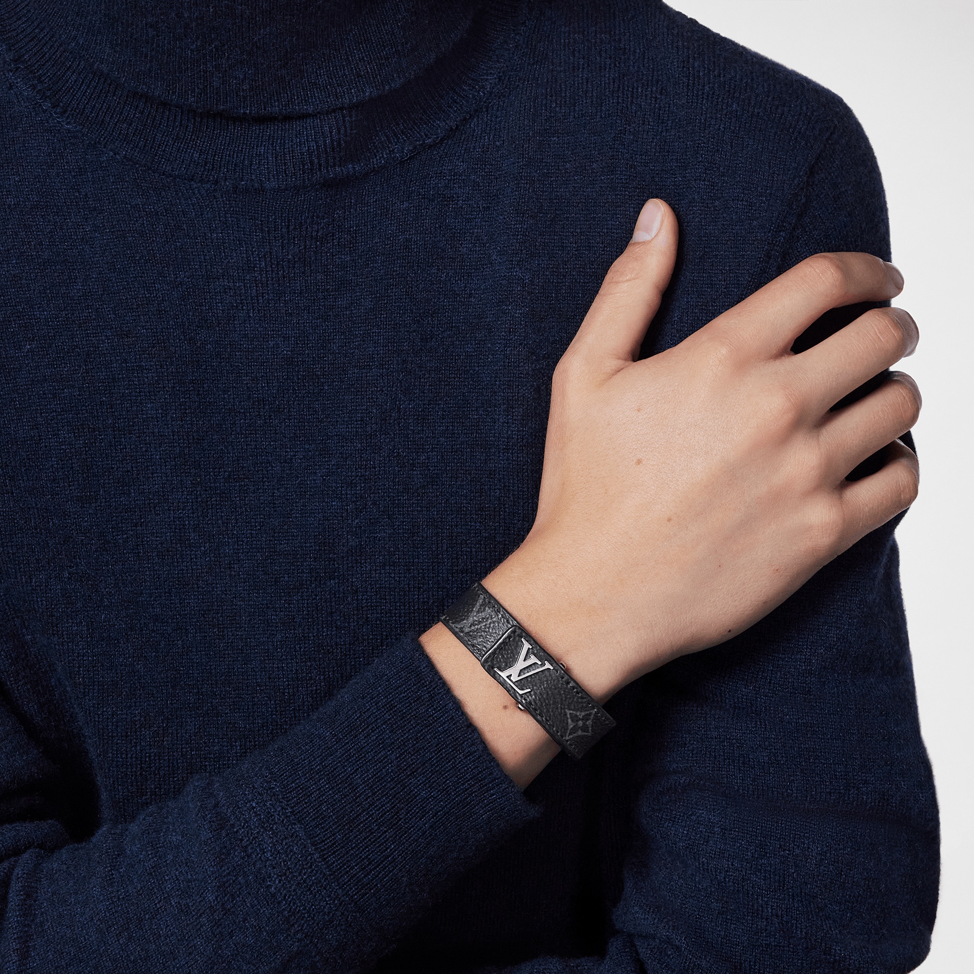 Vòng Tay LV Slim Monogram Eclipse in Đồ Nam
