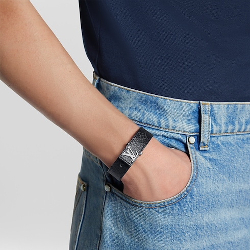 Vòng Tay LV Slim Monogram Eclipse in Sản phẩm mới's Ramadan Ramadan Selection for Him collections by Louis Vuitton (Thu phóng sản phẩm)