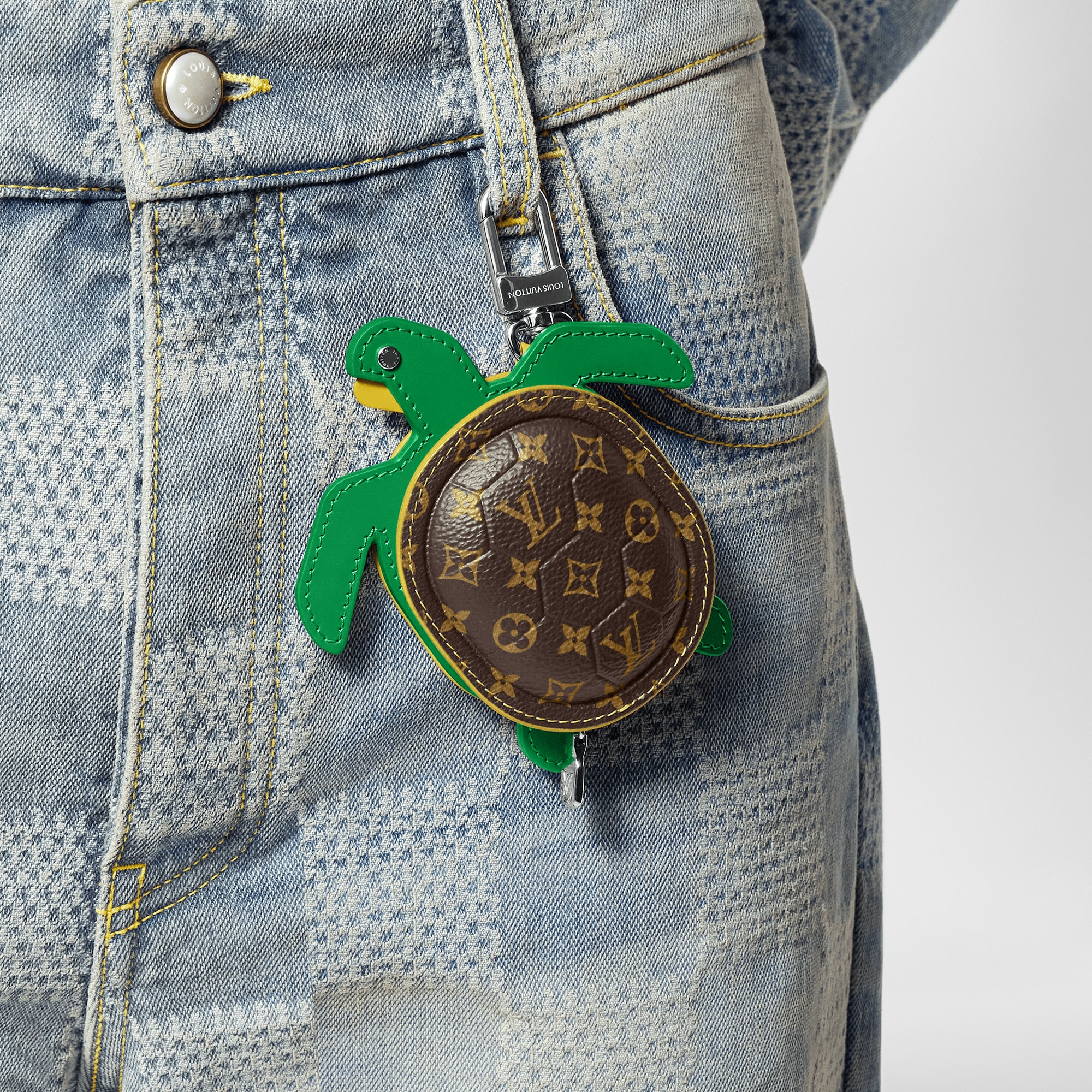 Phụ Kiện Treo Túi LV Turtle . in Đồ Nam
