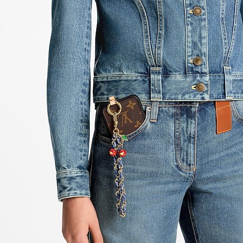 Dây Treo Điện Thoại Denim Cerise LV x TM . in Đồ Nữ's Phụ kiện Móc khóa và Phụ kiện treo túi collections by Louis Vuitton (Thu phóng sản phẩm)