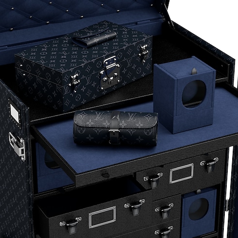 Rương Malle Horlogere Monogram Eclipse in Rương, Phụ kiện du lịch và Trang trí nội thất's Sản phẩm nổi bật Chiến dịch Art Of Living collections by Louis Vuitton (Thu phóng sản phẩm)