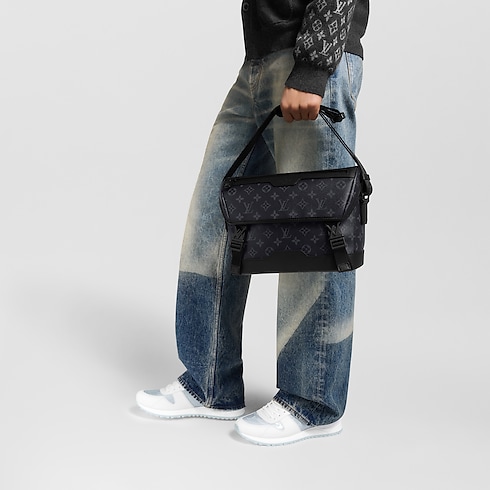 Túi Messenger Voyager PM Monogram Eclipse in Túi và Phụ kiện bằng da's Túi xách nam Mới nhất collections by Louis Vuitton (Thu phóng sản phẩm)