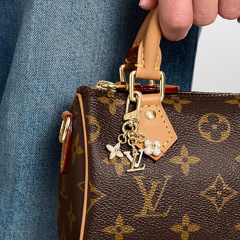 Móc Khóa Micro Charms LV Iconic . in Đồ Nữ's Phụ kiện Móc khóa và Phụ kiện treo túi collections by Louis Vuitton (Thu phóng sản phẩm)