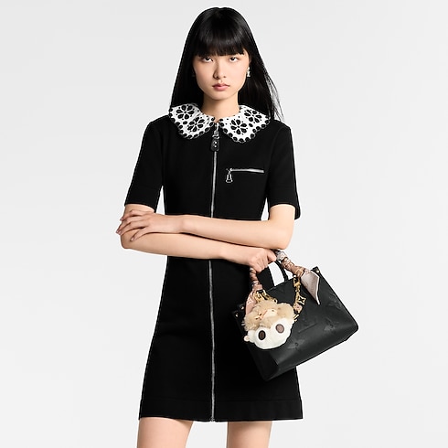 Khăn Lụa Monogram Confidential . in Đồ Nữ's Phụ kiện Khăn lụa collections by Louis Vuitton (Thu phóng sản phẩm)