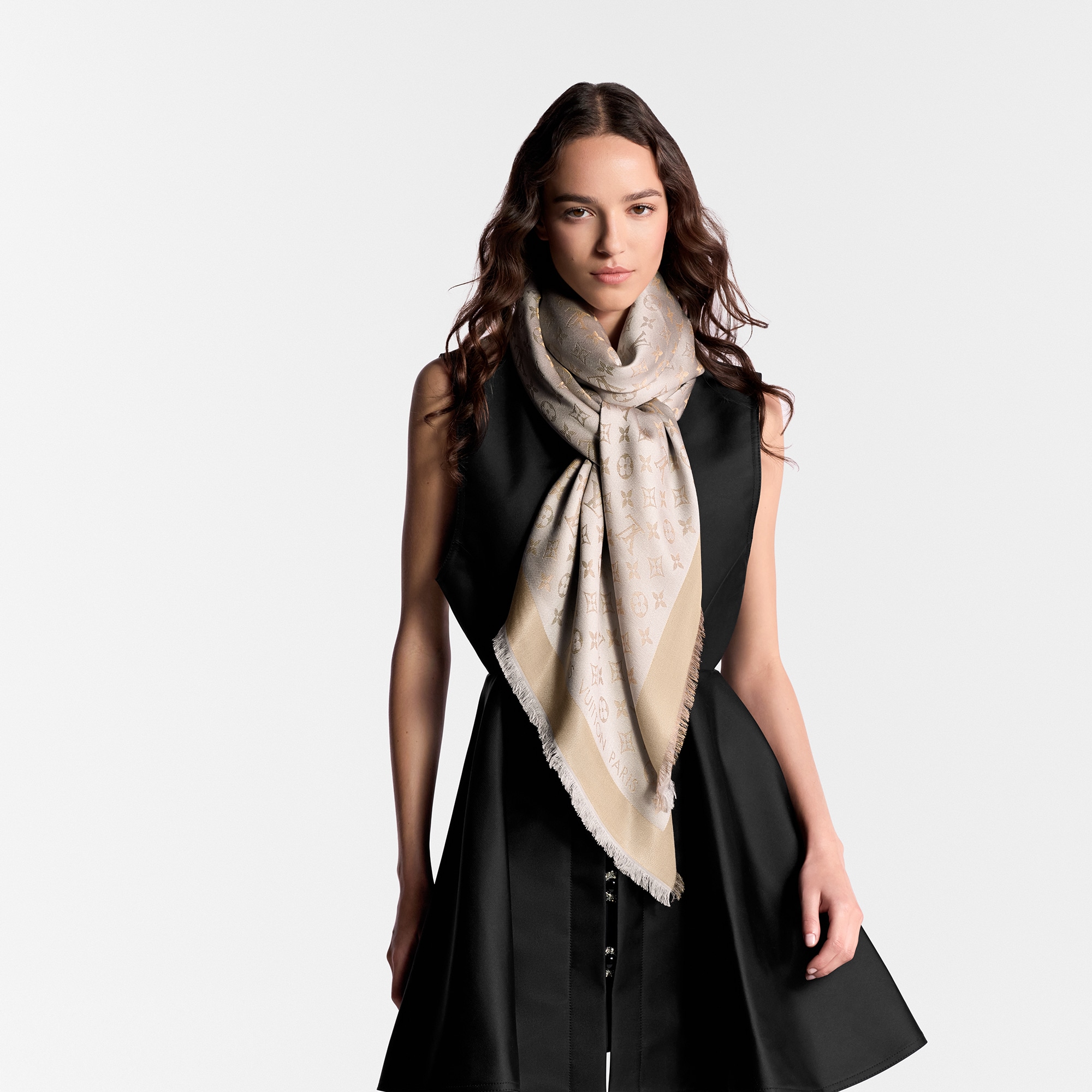 Khăn Choàng Monogram Shine . in Đồ Nữ