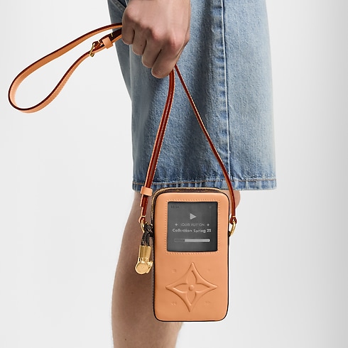 Túi Music Player Monogram khác in Đồ Nam's Túi ví đa năng và Phụ kiện bằng da Túi mini collections by Louis Vuitton (Thu phóng sản phẩm)