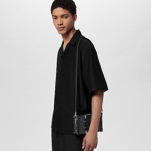 Túi Dạng Hộp Neo Wallet Trunk Monogram Eclipse in Rương, Phụ kiện du lịch và Trang trí nội thất's Sản phẩm nổi bật Chiến dịch Art Of Living collections by Louis Vuitton (Thu phóng sản phẩm)