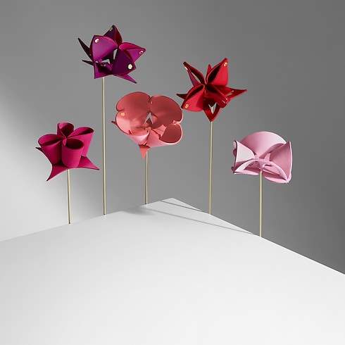 Hoa Origami Flowers - Atelier Oï in Rương, Phụ kiện du lịch và Trang trí nội thất's Trang trí nội thất và Nghệ thuật không gian phòng ăn Đồ trang trí collections by Louis Vuitton (Thu phóng sản phẩm)