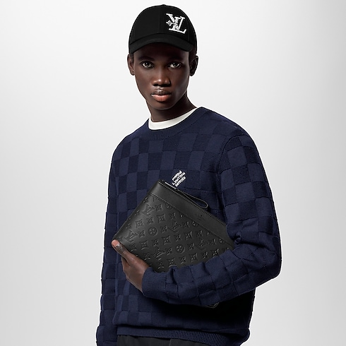 Túi Pochette Voyage Souple Monogram Shadow Leather in Quà tặng và dịch vụ cá nhân hóa's Family Month Gift Guide } collections by Louis Vuitton (Thu phóng sản phẩm)