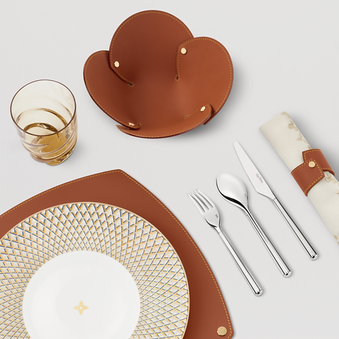 Bộ Vòng Quấn Khăn RIVET - 2 Chiếc Màu Cognac in Rương, Phụ kiện du lịch và Trang trí nội thất's Trang trí nội thất và Nghệ thuật không gian phòng ăn Nghệ thuật không gian phòng ăn collections by Louis Vuitton (Thu phóng sản phẩm)