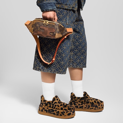 Túi Rush Bumbag Các loại Monogram Canvas khác in Túi và Phụ kiện bằng da's Túi xách nam Mới nhất collections by Louis Vuitton (Thu phóng sản phẩm)