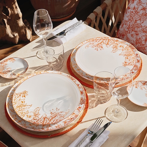 Bộ Đĩa Tráng Miệng LV By The Pool - Hai Chiếc in Rương, Phụ kiện du lịch và Trang trí nội thất's Trang trí nội thất và Nghệ thuật không gian phòng ăn Nghệ thuật không gian phòng ăn collections by Louis Vuitton (Thu phóng sản phẩm)