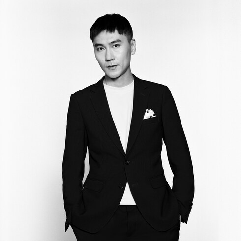 Ghế Signature Sofa Indoor - Frank Chou in Rương, Phụ kiện du lịch và Trang trí nội thất's Trang trí nội thất và Nghệ thuật không gian phòng ăn Nội thất collections by Louis Vuitton