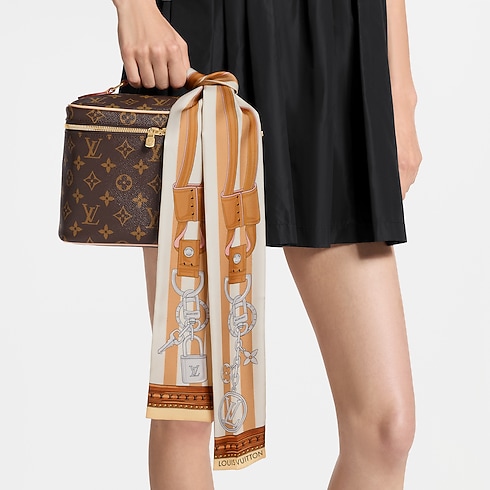 Khăn Lụa Strap And Trunk cropped worn view