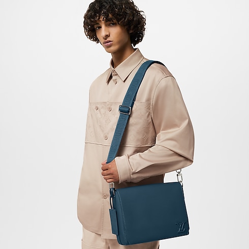 Túi Takeoff Messenger LV Aerogram in Sản phẩm mới's Holiday Men's Selection collections by Louis Vuitton (Thu phóng sản phẩm)
