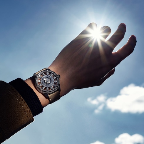 Đồng Hồ Tambour Spin Time Air Flying Tourbillon Automatic 42,5MM in Đồng hồ's Tất cả Đồng hồ } collections by Louis Vuitton